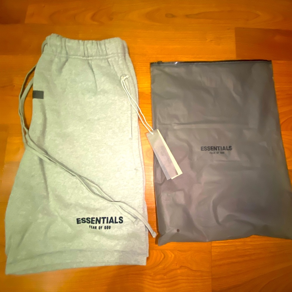 FEAR OF GOD ESSENTIALS SWEATSHORTS ‘DARK OATMEAL’